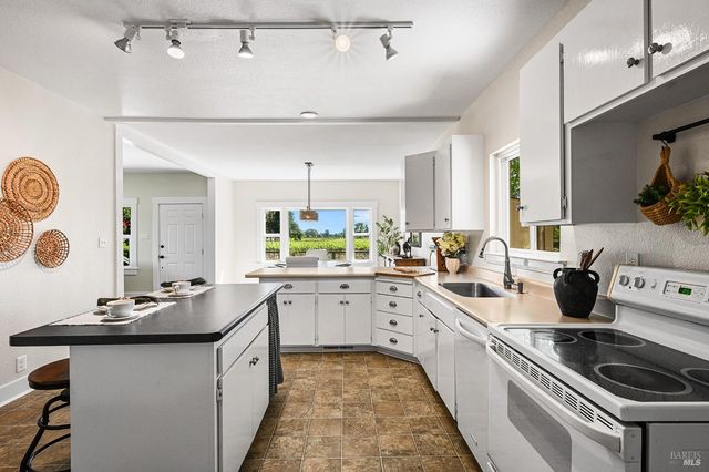 2855 Fulton Rd, Fulton, CA 95439