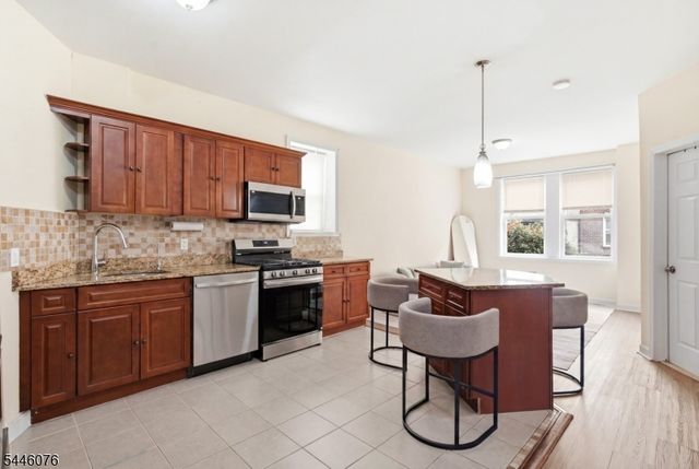 320 7Th St, Union City, NJ 07087