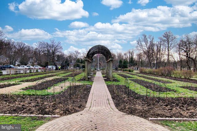 859 N LEXINGTON ST, Arlington, VA 22205