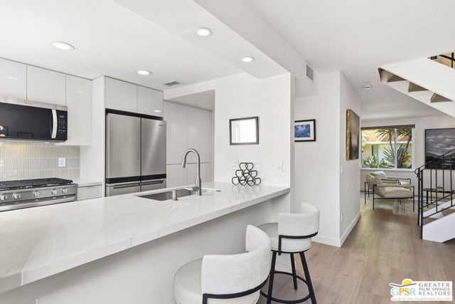 250 E Via Escuela C, Palm Springs, CA 92262