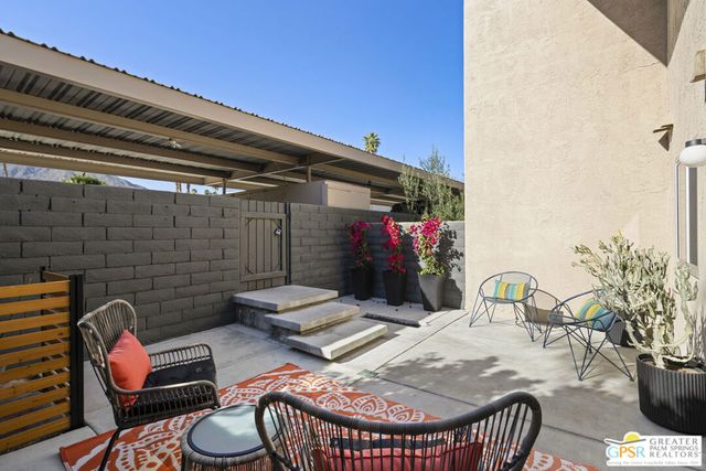 250 E Via Escuela C, Palm Springs, CA 92262