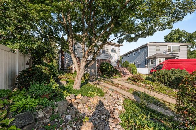 2 Atlas Court, New Hyde Park, NY 11040