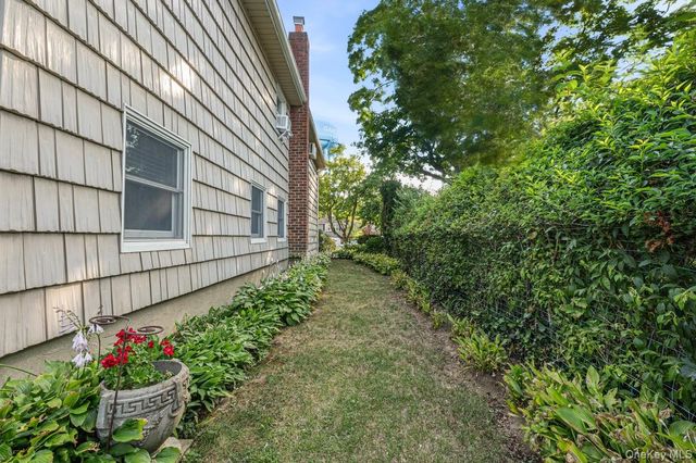 2 Atlas Court, New Hyde Park, NY 11040