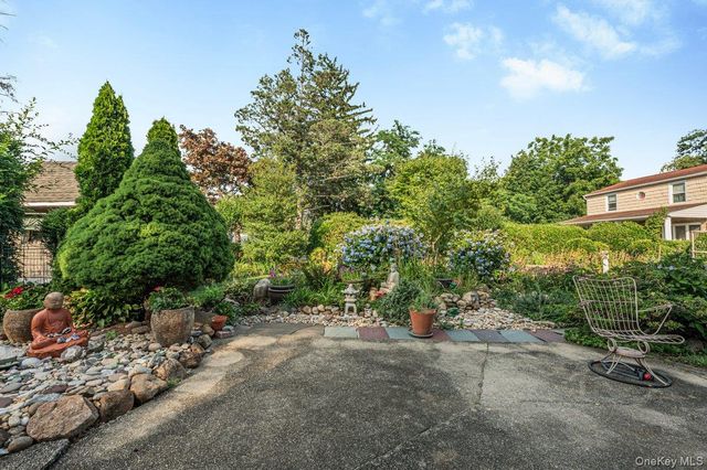 2 Atlas Court, New Hyde Park, NY 11040