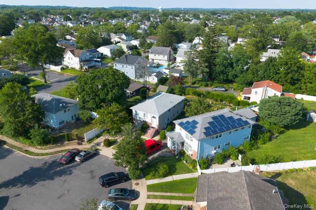 2 Atlas Court, New Hyde Park, NY 11040