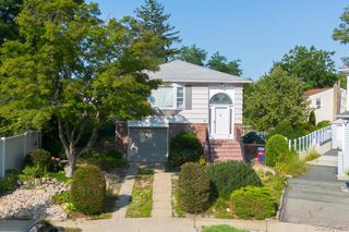 2 Atlas Court, New Hyde Park, NY 11040