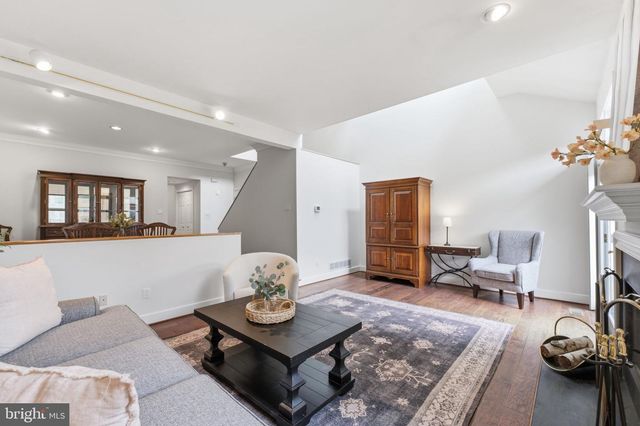 30 GREYTHORNE WOODS CIR, Wayne, PA 19087