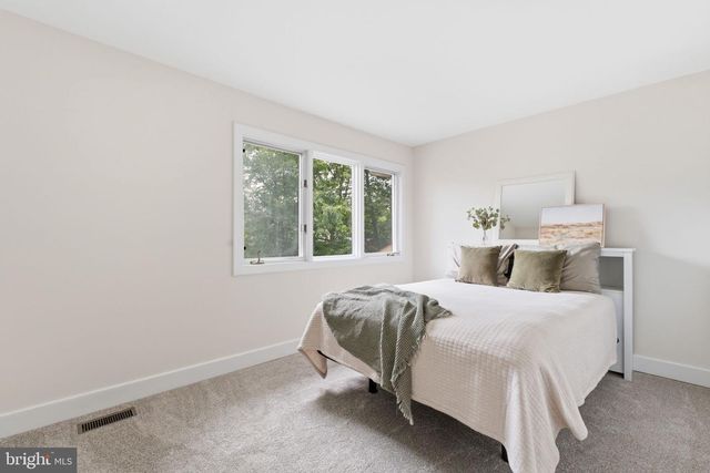 30 GREYTHORNE WOODS CIR, Wayne, PA 19087