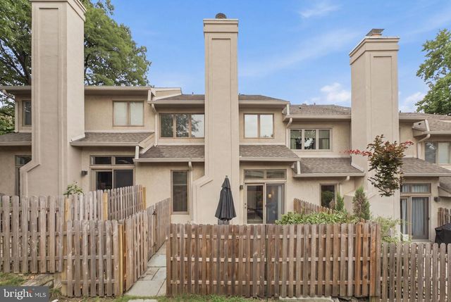 30 GREYTHORNE WOODS CIR, Wayne, PA 19087