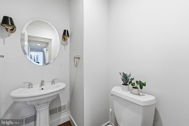 30 GREYTHORNE WOODS CIR, Wayne, PA 19087