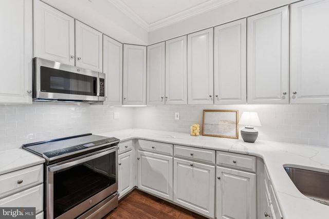 30 GREYTHORNE WOODS CIR, Wayne, PA 19087