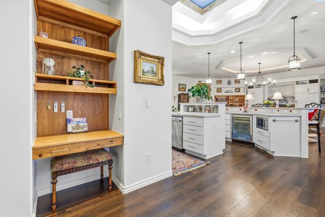 1294 White Bluffs, Richland, WA 99352