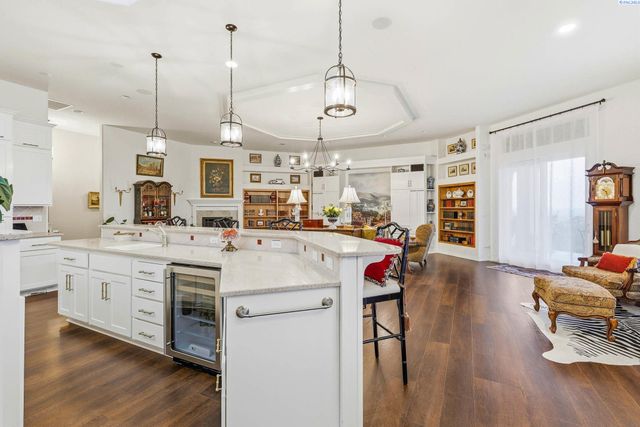 1294 White Bluffs, Richland, WA 99352