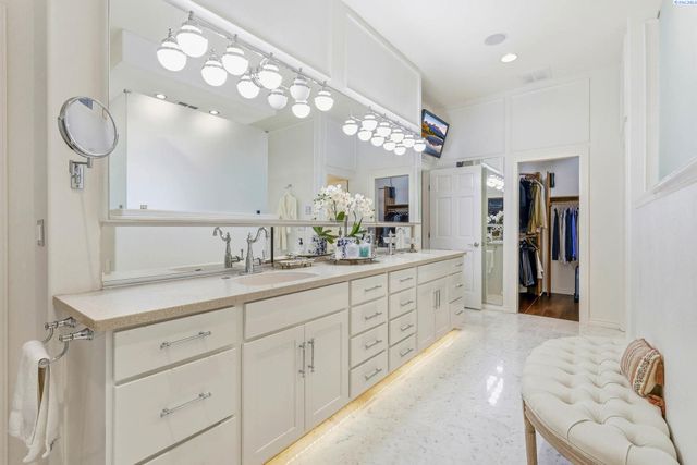 1294 White Bluffs, Richland, WA 99352