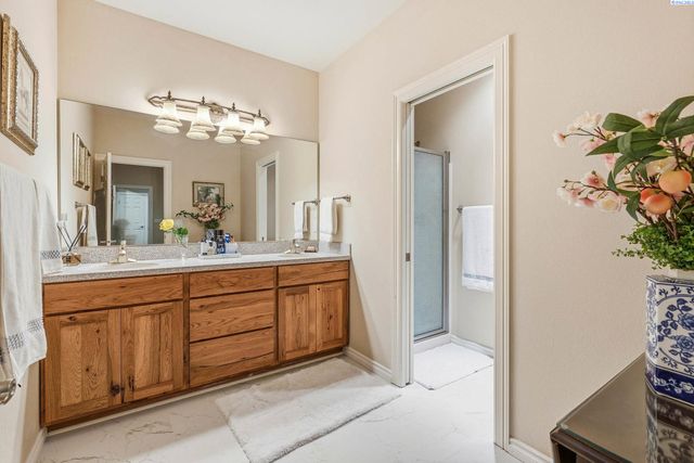 1294 White Bluffs, Richland, WA 99352