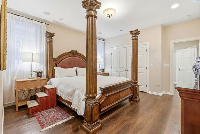 1294 White Bluffs, Richland, WA 99352