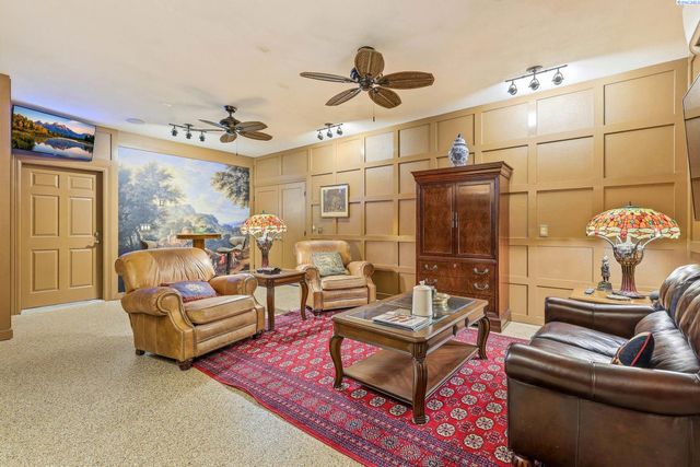 1294 White Bluffs, Richland, WA 99352