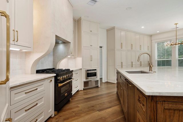 170 Golden Shadow Circle, The Woodlands, TX 77381