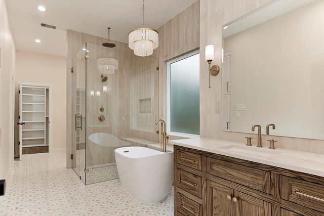 170 Golden Shadow Circle, The Woodlands, TX 77381