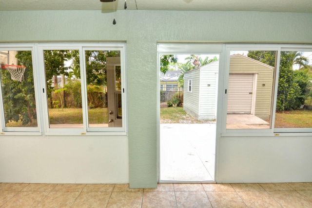 220 W Arbor Avenue, Port St. Lucie, FL 34952