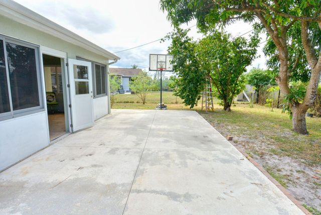 220 W Arbor Avenue, Port St. Lucie, FL 34952