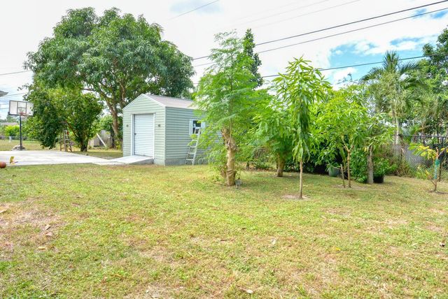 220 W Arbor Avenue, Port St. Lucie, FL 34952