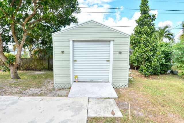 220 W Arbor Avenue, Port St. Lucie, FL 34952