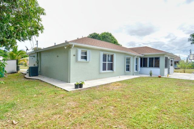 220 W Arbor Avenue, Port St. Lucie, FL 34952