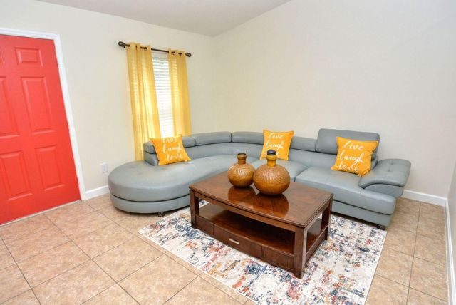 220 W Arbor Avenue, Port St. Lucie, FL 34952