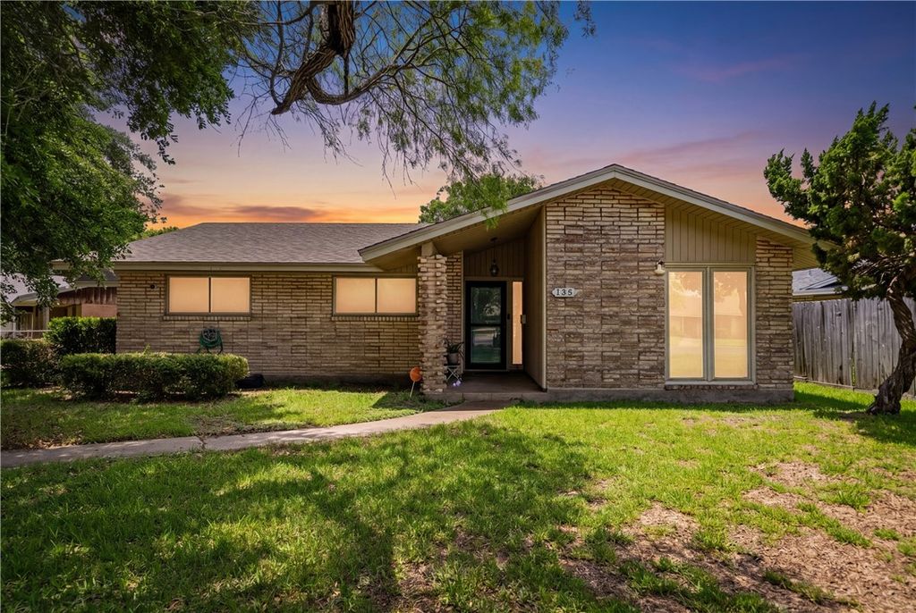 135 Granby Pl, Portland, TX 78374