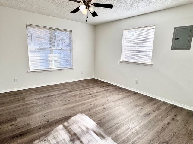 141 NW Jayellen Avenue, Burleson, TX 76028