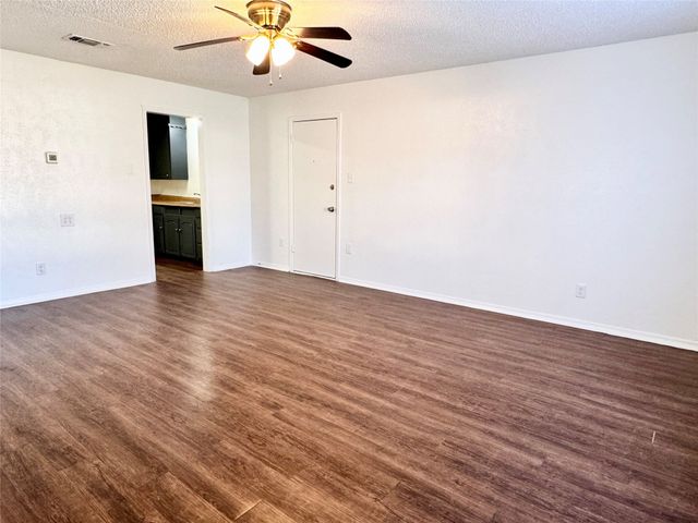 141 NW Jayellen Avenue, Burleson, TX 76028