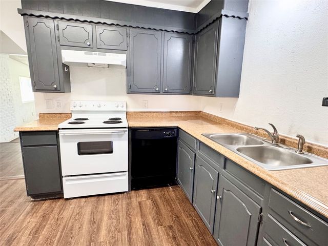 141 NW Jayellen Avenue, Burleson, TX 76028