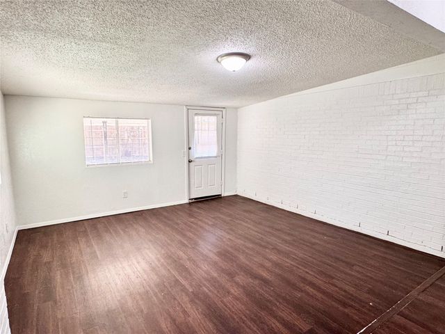 141 NW Jayellen Avenue, Burleson, TX 76028