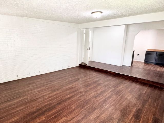 141 NW Jayellen Avenue, Burleson, TX 76028