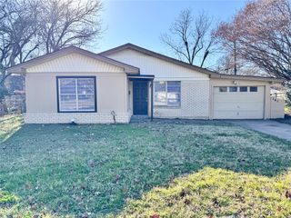 141 NW Jayellen Avenue, Burleson, TX 76028