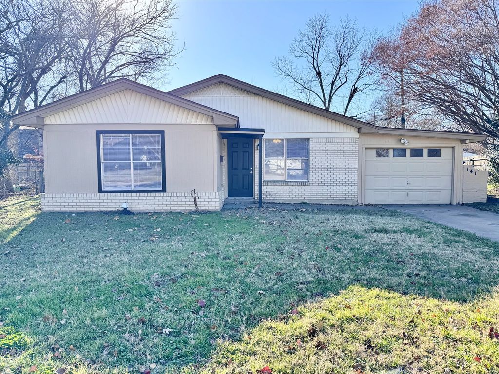 141 NW Jayellen Avenue, Burleson, TX 76028