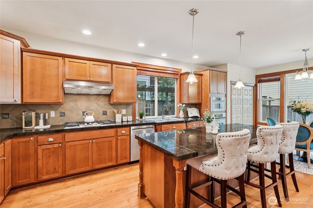 8827 NE 148th Place, Kenmore, WA 98028