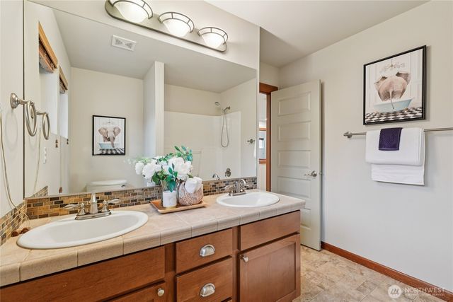 8827 NE 148th Place, Kenmore, WA 98028