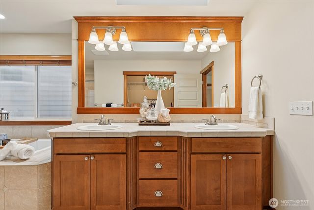 8827 NE 148th Place, Kenmore, WA 98028