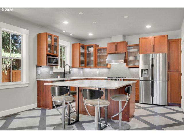 2183 ASHBURY Dr, Eugene, OR 97408