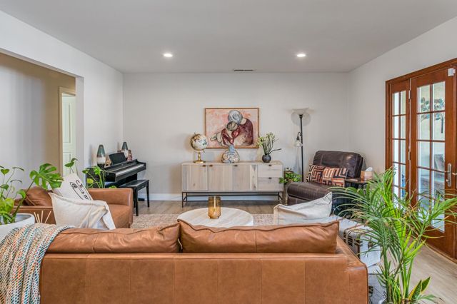 1431 Mcclaren Dr, Carmichael, CA 95608