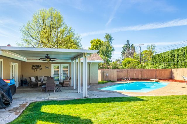 1431 Mcclaren Dr, Carmichael, CA 95608