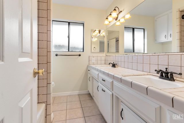 3012 Pendleton Court, Bakersfield, CA 93309