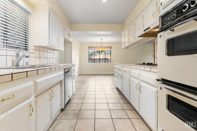 3012 Pendleton Court, Bakersfield, CA 93309