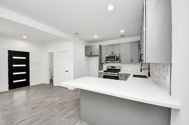 7413 N Star Street B, Houston, TX 77088