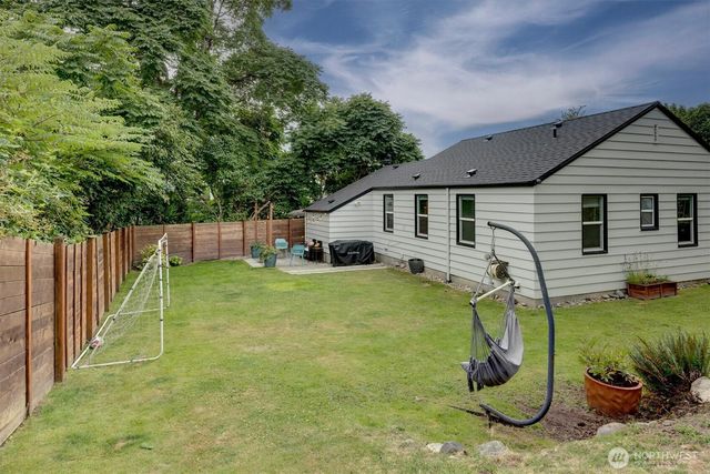 555 Windsor Place NE, Renton, WA 98056