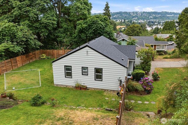 555 Windsor Place NE, Renton, WA 98056