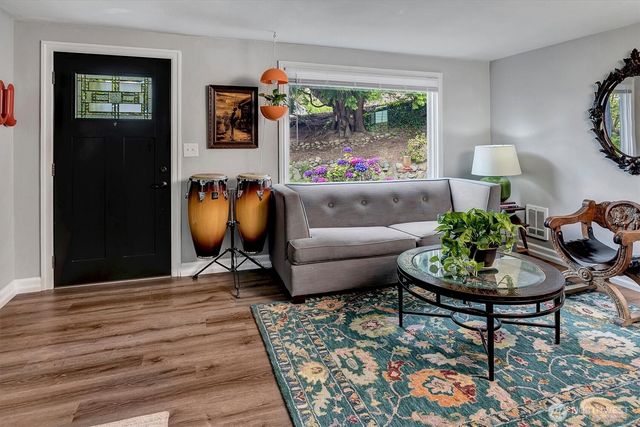 555 Windsor Place NE, Renton, WA 98056