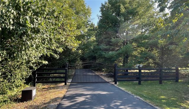 4857 E Woodsedge Road, Fayetteville, AR 72701